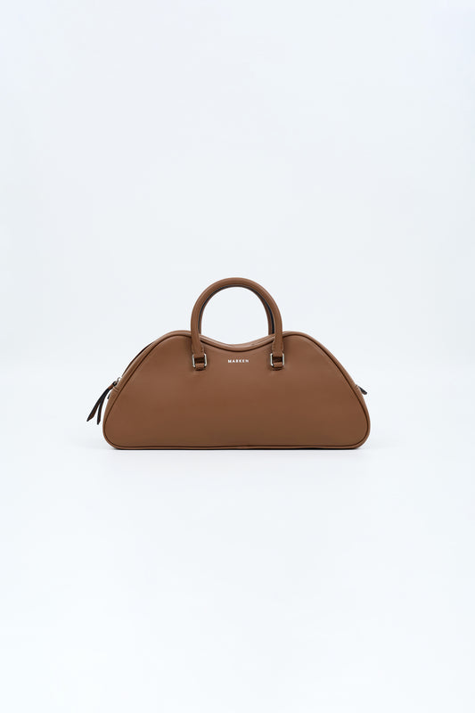 THE LARGE VERSION OF VALENSOLE SUPPLE.
SPACIOUS AND LINED IN SUEDE, IT FEATURES TWO MAIN COMPARTMENTS AND AN INNER ZIP POCKET.
IT IS DEFINED BY ITS LEATHER TAB ZIP CLOSURE  DECORATED