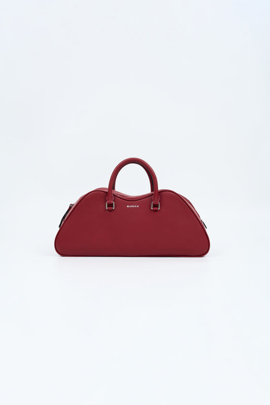 THE LARGE VERSION OF VALENSOLE SUPPLE.
SPACIOUS AND LINED IN SUEDE, IT FEATURES TWO MAIN COMPARTMENTS AND AN INNER ZIP POCKET.
IT IS DEFINED BY ITS LEATHER TAB ZIP CLOSURE  DECORATED 