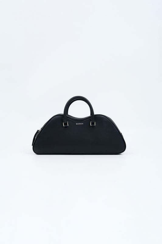 THE LARGE VERSION OF VALENSOLE SUPPLE.
SPACIOUS AND LINED IN SUEDE, IT FEATURES TWO MAIN COMPARTMENTS AND AN INNER ZIP POCKET.
IT IS DEFINED BY ITS LEATHER TAB ZIP CLOSURE  DECORATED 